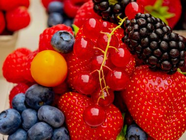 Renkli Berry Medley: Canlı Yüksek Çözünürlüklü Duvar Kağıdı, Sosyal Medya ve Dijital Tanıtımlar İçin Taze Çilek, Yabanmersini ve Böğürtlen