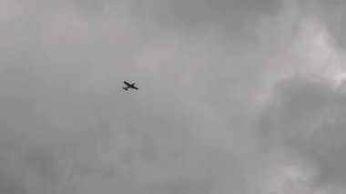Dramatic Cloudy Sky with Airplane or Drone Silhouette veya İnsansız Hava Aracı - Yüksek Çözünürlüklü Stok Görüntüleri Özgeçmiş, Sosyal Medya, Pazarlama ve Büyüleyici Görsel İçerik. Slow Motion Video 4K