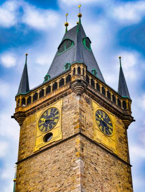 Prag 'daki Astronomik Saat Kulesi Dramatik Bir Gökyüzüne Karşı Eski Şehir Meydanı Dijital Arkaplan, Pazarlama ve Yaratıcı Görseller Yüksek Çözünürlüklü Fotoğraf