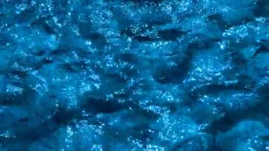 Temiz Su Altında Güzel Derin Mavi Taşlar. Yüksek Çözünürlüklü Soyut Özgeçmiş. Wallpapers için 4K Slow Motion Video Sosyal Medya, Pazarlama ve Doğa İlham Veren Yaratıcı Projeler