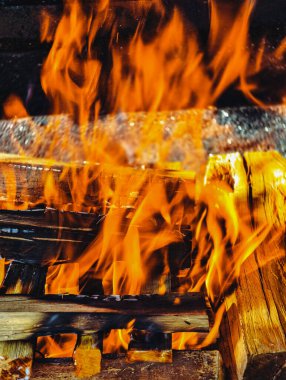 Ateş ve Kızgın Orman: Şenlik ateşinden ya da Kamp ateşinden büyüleyici bir parıltı. Açık Hava ve Konforlu Atmosfer Resimleri için Doğal Duvar Kağıdı, Reklamlar, Sosyal Medya ve Dijital Tanıtımlar İçin Stok Medyası