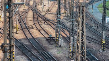 Kentsel Demiryolu Raylarının Hava Görünümü: Dinamik Şehir Arkaplanlarında Büyüleyici Tren Altyapısı, Pazarlama Kampanyaları, Seyahat Fotoğrafçılığı ve Yaratıcı Görsel İletişim