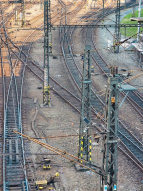 Demiryolu Raylarının Havadan Görünümü: Çarpıcı Şehir Ulaşım Altyapısı ve Seyahat Fotoğrafçılığı için Dinamik Endüstriyel Tasarım, Dijital Arkaplan, Pazarlama Kampanyaları ve Yaratıcı Projeler