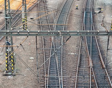 Demiryolu Rayları ve Tren İstasyonu Altyapısı Havadan Görünümü: Dinamik Şehir Web Tasarımı, Dijital Arkaplan ve Seyahat, Ulaşım ve Yaratıcı Endüstrilerde Pazarlama Görselleri