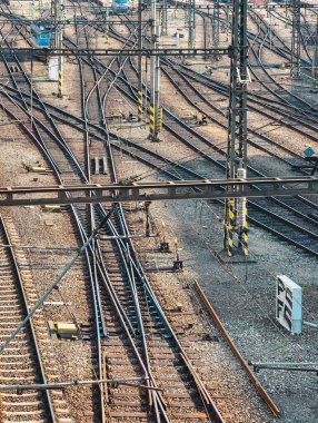 Şehir Demiryolları 'nın hava görüntüsü. Dinamik Şehir Arkaplanlarında Büyüleyici Tren Altyapısı, Pazarlama Kampanyaları, Seyahat Arkaplanı ve Yaratıcı Görsel İletişimler