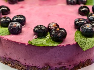 Taze böğürtlenli ve nane şekerli yaban mersinli cheesecake Gurme Tarifleri ve Mutfak İlhamı için karşı konulamaz tatlı fotoğrafı