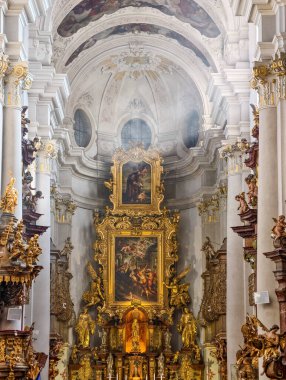 Sersemletici Kilise İçi: Majestic Baroque Mimari ve Dini Turizm, Pazarlama ve Medya Kullanımı için Süsleme Sanatı. Ultra Yüksek Çözünürlük 