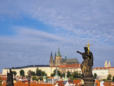 Prag Şatosu ve Charles Köprüsü Panoraması: Avrupa 'nın Seyahat Fotoğrafçılığı ve Tasarım Kullanımı İçin Çarpıcı Görünümleri. Ultra Yüksek Çözünürlük