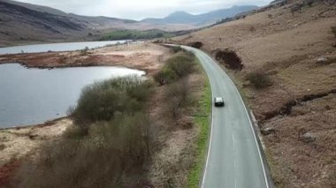 İHA 'yı yolun üzerinde uçurmak. Galler 'deki yolun havadan görünüşü