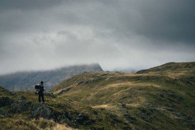 Sırt çantalı adam dağın zirvesinde