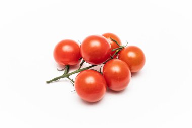 Bir dalda sulu kiraz domatesleri. beyaz arkaplan