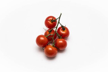 Bir dalda sulu kiraz domatesleri. beyaz arkaplan