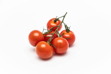 Bir dalda sulu kiraz domatesleri. beyaz arkaplan