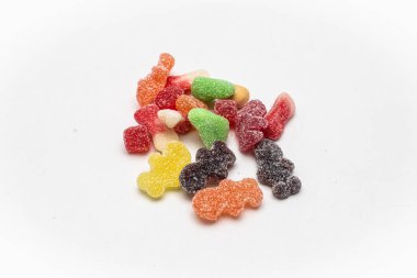 Renkli ve canlı bir Chewy Candy karışımı Parlak Beyaz bir arka planda güzelce sergilendi