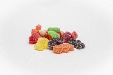 Renkli ve canlı bir Chewy Candy karışımı Parlak Beyaz bir arka planda güzelce sergilendi