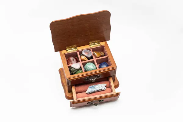 İçinde taşlar olan tahta bir kutu.