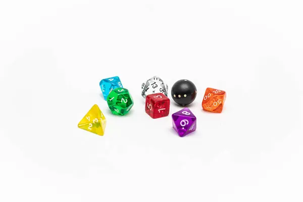 Çeşitli zarlar. Farklı renkler ve kenar sayısı.