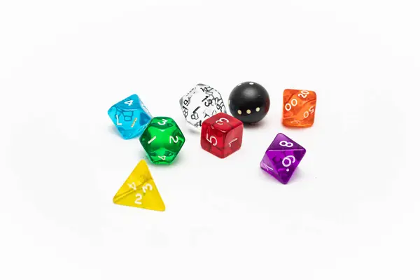 Çeşitli zarlar. Farklı renkler ve kenar sayısı.