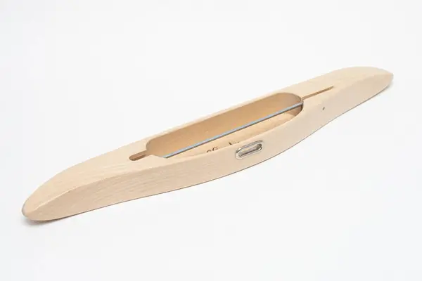 Beyaz arka planda geleneksel ahşap dokuma mekiği.