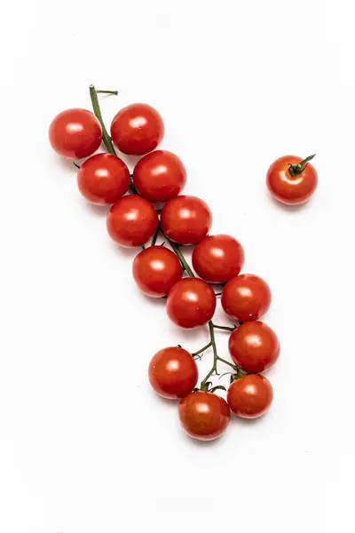 Bir dalda sulu kiraz domatesleri. beyaz arkaplan