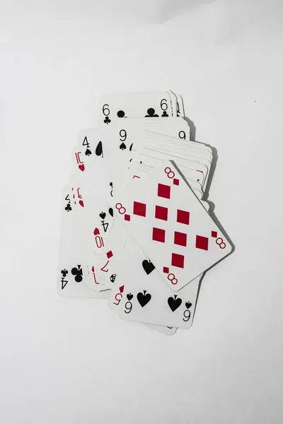 Bir deste oyun kartı..