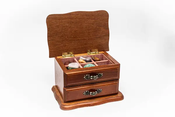 İçinde taşlar olan tahta bir kutu.