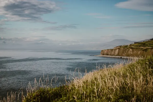Deniz kıyısındaki dağ manzarası. Galler. Yüksek kalite fotoğraf