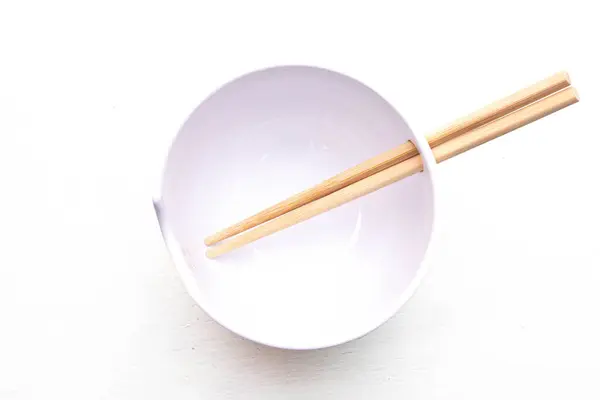 Beyaz yüzeyinde çubuklar olan minimalist kase. Yüksek kalite fotoğraf