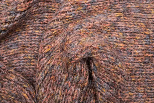 Bu resim güzel desenli örülmüş bir battaniye sergiliyor.