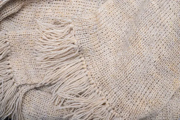 Bu resim güzel desenli örülmüş bir battaniye sergiliyor.