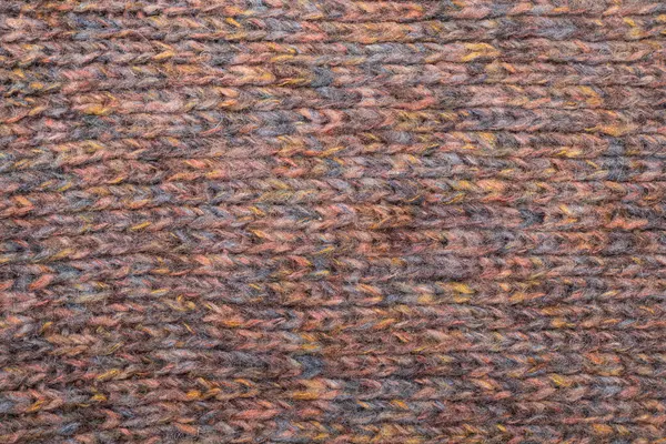 Bu resim güzel desenli örülmüş bir battaniye sergiliyor.