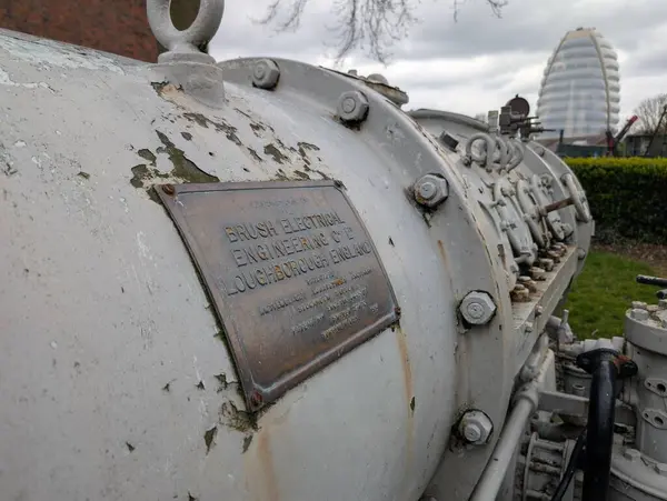 Paslı endüstriyel tanklar, cıvatalar, yıpranmış boyalar, yosunlu detaylar. Yüksek kalite fotoğraf