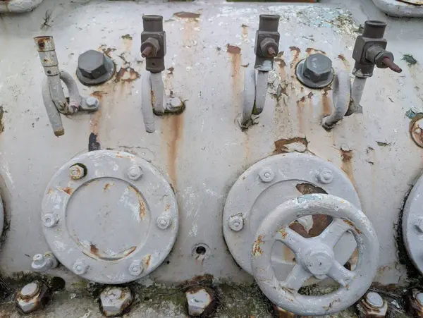 Paslı endüstriyel tanklar, cıvatalar, yıpranmış boyalar, yosunlu detaylar. Yüksek kalite fotoğraf