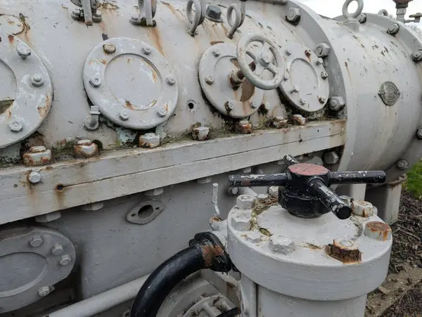 Paslı endüstriyel tanklar, cıvatalar, yıpranmış boyalar, yosunlu detaylar. Yüksek kalite fotoğraf