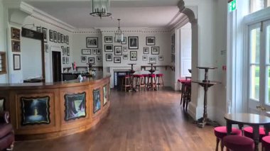 Eski tiyatronun girişi ve barı. - Evet. Yüksek kalite 4k görüntü