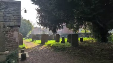 Bitişik mezarlığı olan eski bir İngiliz kilisesi. Yüksek kalite 4k görüntü