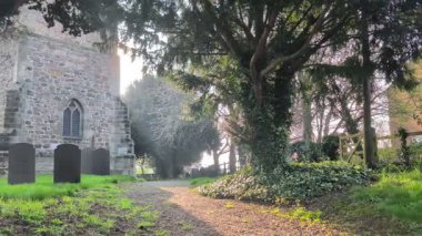 Bitişik mezarlığı olan eski bir İngiliz kilisesi. Yüksek kalite 4k görüntü