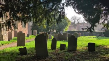 Bitişik mezarlığı olan eski bir İngiliz kilisesi. Yüksek kalite 4k görüntü