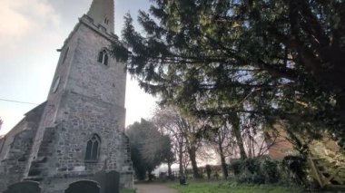 Bitişik mezarlığı olan eski bir İngiliz kilisesi. Yüksek kalite 4k görüntü