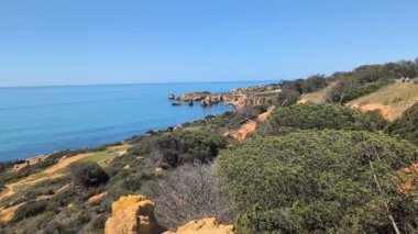 İspanyol-Portekiz kıyıları. Kayalar ve okyanus. Yüksek kalite 4k görüntü