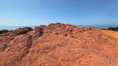 Kayaların üzerinden okyanus manzarasına doğru hareket eden bir kamera. Portekiz. Yüksek kalite 4k görüntü