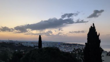 Red Sunrise 'dan önce. Bulutların arasındaki güneş. Zaman aşımı. Yüksek kalite 4k görüntü