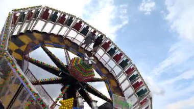 Şeytani çark. Atlı karıncalar gökyüzüne karşı. Yüksek kalite 4k görüntü