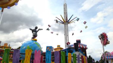 Şeytani çark. Atlı karıncalar gökyüzüne karşı. Yüksek kalite 4k görüntü