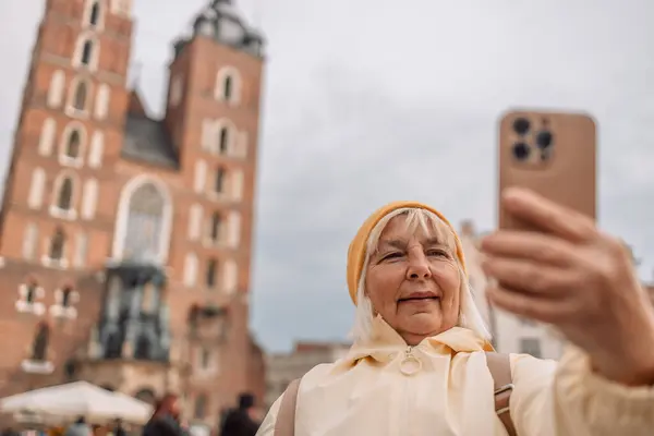 Avrupa Daki Ünlü Marys Bazilikası Nın Önünde Selfie Çekerken Enerjisini — Stok fotoğraf