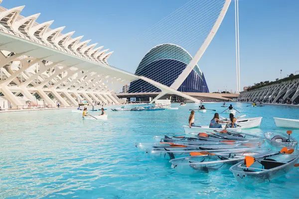 Valencia España Octubre 2022 Modernos Barcos Transparentes Agua Ciudad Las — Foto de Stock