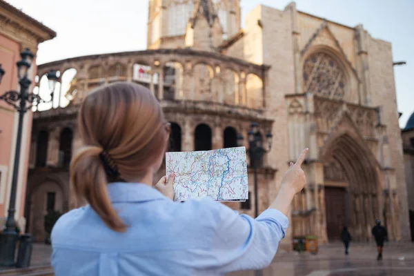 走在老城区的年轻女旅行者拿着旅游地图在城市里寻找方向 西班牙瓦伦西亚的暑假旅游背景 背景色 — 图库照片