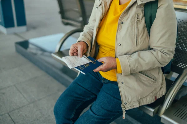 Een Vrouw Met Een Ticket Een Paspoort Naar Het Treinstation — Stockfoto