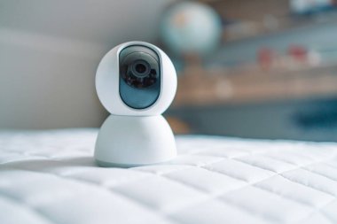 Güvenlik kamerası yüksek teknoloji akıllı alet internet akıllı ev güvenlik teknolojisi, akıllı dijital ev otomasyonu kontrol çevrimiçi fütüristik arka plan