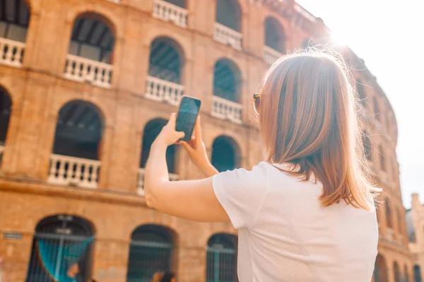 Sarışın Bir Turistin Eski Plaza Toros Valencia Kasabasında Yürürken Cep — Stok fotoğraf